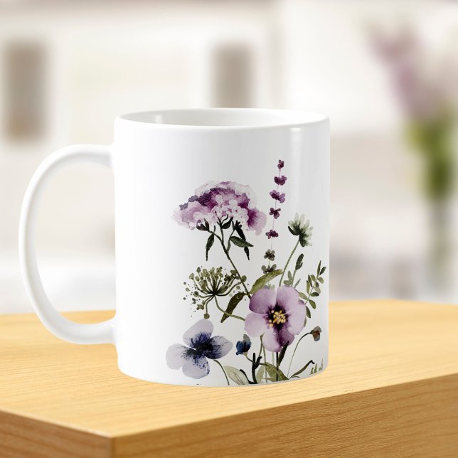 Lila vildblombukett akvarell blomstermönster kaffemugg (In situ)