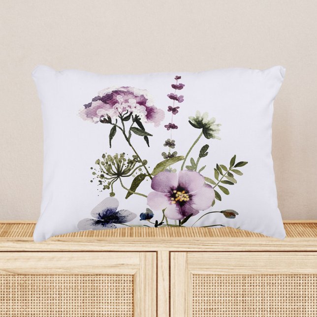 Lila vildbukett vattenfärg blomster prydnadskudde (In situ)