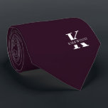 Lila Vin | Elegant Monogram Namn | Ensidig Slips<br><div class="desc">En ensidig elegant med ett fetstilt, vitt monogram över mörkens Vin-lila. Ovanpå detta monogram sitter ditt förnamn eller efternamn som är skrivet i alla huvudstäder. Om du vill ha ett djärvare utseende för namn inuti det stora brev kan du göra följande: Använda anpassningsfunktionen och redigera och klicka på namn. Under...</div>