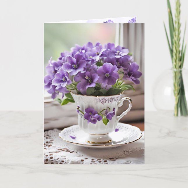 Lila violer blommar i tekopp helgkort (Framsida)