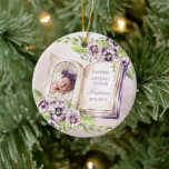 Lila Violet Arched Photo Unique Baptism Keepsaké Julgransprydnad Keramik<br><div class="desc">Den här designen är unik genom att den skapas på sidorna av ett bok med ett bågfoto av ditt lilla till den lämnat kapslade bland en säng av lila violetta. Texten finns på bok-sidan till högerna med en trefaldig kor i guld i det övre högerna. En åldringseffekt har tillämpats på...</div>