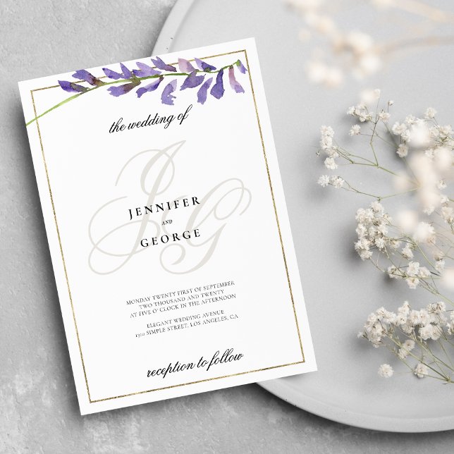 Lila vit blommigt monogram initialer bröllop inbjudningar (Purple white floral monogram initials wedding )