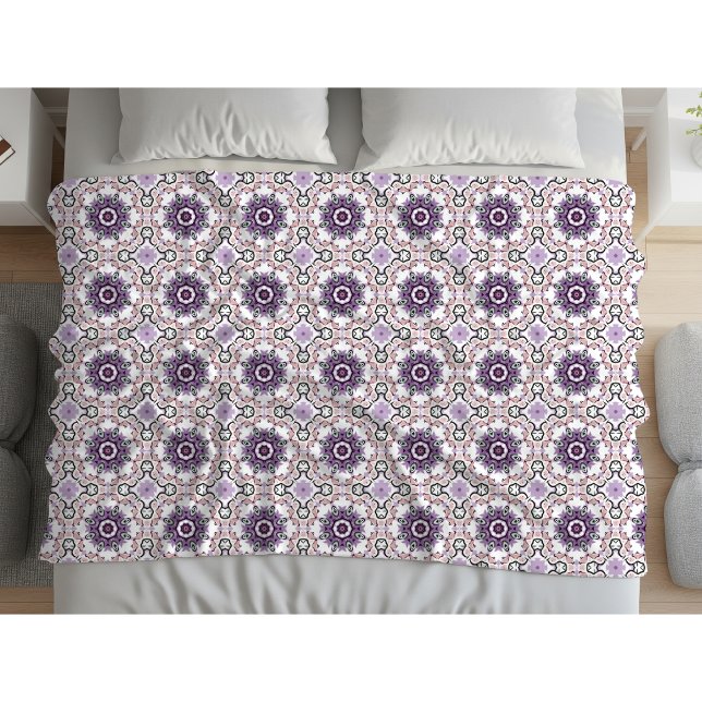 Lila, vit och grå geometrisk mandala-mönster  fleecefilt (Skapare uppladdad)