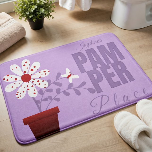 Lila vit och röd prickig blomma badrumsmatta (Lavender bathmat with white polka dot flower & vines. Add your name for a cozy spa vibe. )