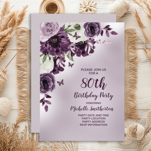 Lila Vita Blommor Fjärilar 80-årsdag Inbjudningar (Purple floral and butterflies 80th birthday party invitation)
