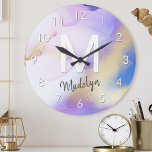 Lila Watercolor Abstrakt Girly Luxury Monogram Rund Klocka<br><div class="desc">Anpassa enkelt den här glamorösa stil-abstrakt-lilac-vattenfärgen och guld-sprejbakgrunden med anpassningsbarna.</div>
