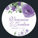 Lila Watercolor Blommigt Wedding Stickers Runt Klistermärke<br><div class="desc">Lila Watercolor Blommigt,  bröllop. Söt lila blommor med vit bakgrund och elegant. Den här bröllop-designen är en del av våra vattenfärgssamlingar för blommigt bröllop och möhippa vid MetroEvents på Zazzle. Kontakta Metro-Event.com Designade tunnelbaneevenemang och tunnelbanekonstruktioner för att få personligt bröllp-material</div>