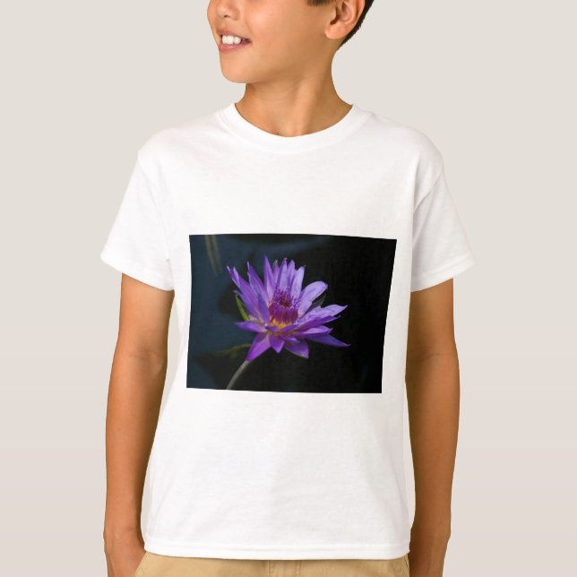 Lila Waterlily Lotus Tee (Framsida)