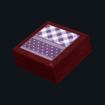 Lila White Checkad Polka Dot Blommigt Damask Art Smyckeskrin<br><div class="desc">Lila White Checkered Polka Dot Blommigt Damask Art Inledning "Lila White Checkered Polka Dot Blommigt Damask Art", ett sofistikerat och synligt engagerande biet som kombinerar en mängd mönster för att skapa en elegant design. Utformningen omfattar ett schackrat mönster, ett damminspirerat gräns med vita cirklar, och en polka prick som skapar...</div>