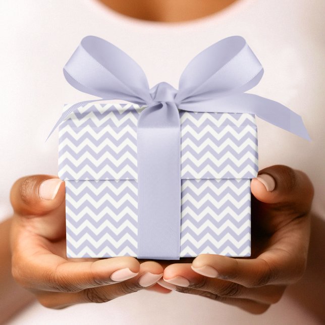 Lila & White Chevron Rand Baby Shower Presentpapper (Cute Purple & White Chevron Stripes Pattern for Baby. Elegant Pastel Purple & White Zigzag Lines.)