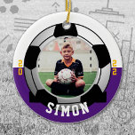 Lila White Team Färg Julgransprydnad Keramik<br><div class="desc">Gratulera till ditt barns idrottsliga triumfer i ungdomsförbund,  högskola eller gymnasiefotboll med det här Lila White Team Färg Ornament. Anpassa med ditt barns foto,  namn och året. En underbar presentidé för mormor och morfar.</div>