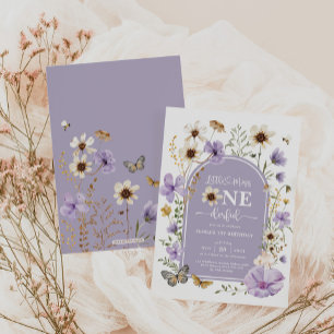 Lila Wildblomfröken Onederful 1:a födelsedagen Inbjudningar