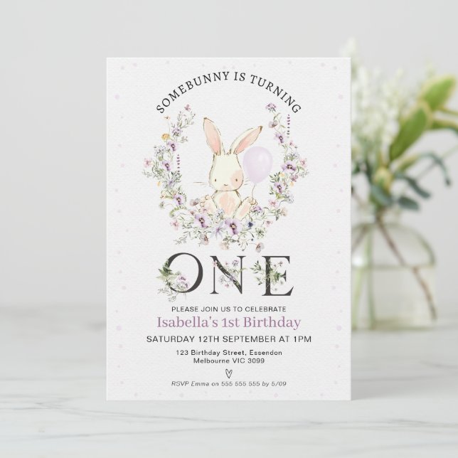 Lila Wildblomma lite Bunny 1:a födelsedag Inbjudningar (Stående Fram)