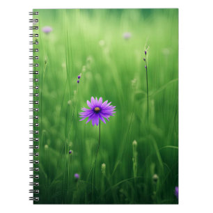 Lila Wildblommor i Grönt Fält Anteckningsbok