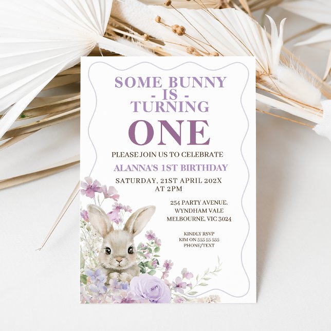 Lila Wildblommor Wave Bunny 1:a födelsedagen Inbjudningar (Some bunny is turning one first birthday invitation with fury bunny and purple wildflowers.  Easter )