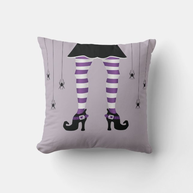 Lila Witch Ben och Spiders Halloween Kudde (Framsida)