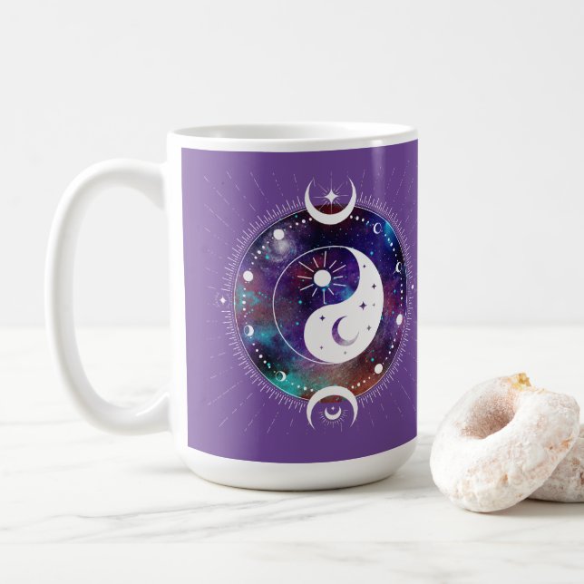 Lila Yin Yang Galaxy och Crescent Måne Mystical Kaffemugg (Med munk)