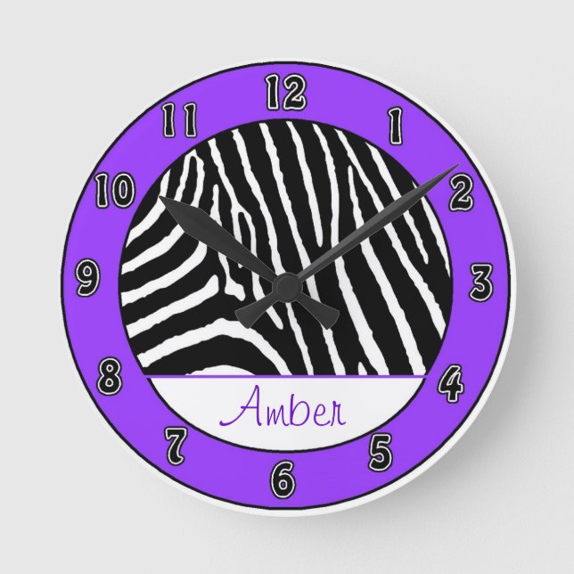Lila Zebra Girls Clock med Namn Rund Klocka (Framsida)
