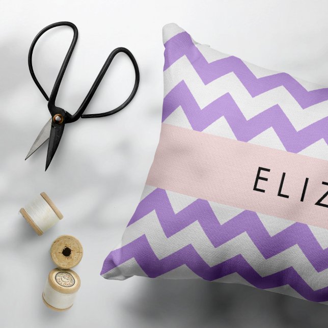 Lila Zigzag, Lila Chevron, ditt namn Prydnadskudde (Skapare uppladdad)