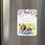 Lilac Blommigt Mors dag Photo Magnet<br><div class="desc">Anpassningsbarna skrev ut Mors dag-personligen med ditt foto och din text. Den här söt femininin-designen har en vattenfärgsfärgad blommigt gräns i skuggor av pastells lila och grönt. Använda designen verktyg för att lägga till fler foton, redigera texten med ditt eget speciella meddelande och anpassa typsnitt och färg för att skapa...</div>