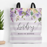 Lilac Blommigt och Rand Maid of honor Monogram Tygkasse<br><div class="desc">Anpassningsbar med monogrammet tote bags gör perfekten till dina brudar och bröllopsfester. Den här söten har en vattenfärgsfärgad blommigt gräns i skuggor av pastellernas lila och grönt över en lavender-stripe-bakgrund. Anpassa varje säck med dina brudgummar namn och lägg till briden och brudgummens första datum och bröllop på baksidan. Använda designen...</div>