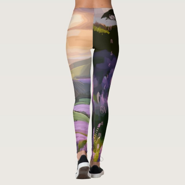 Lilac Blooms: Hillside Art på Sunset's Glow Leggings (Baksida)