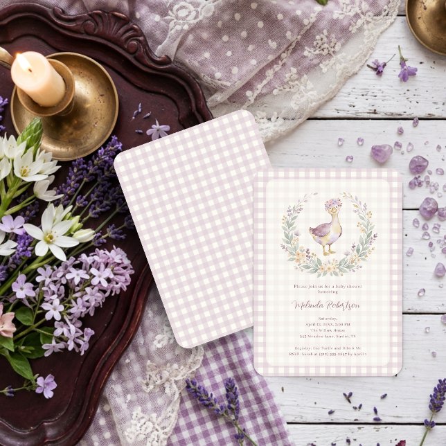 Lilac Gingham Watercolor Baby Goose Shower LPM26 Inbjudningar (Whimsical Lilac Gingham Baby Shower Invitation Featuring a Watercolor Effect Baby Goose.)