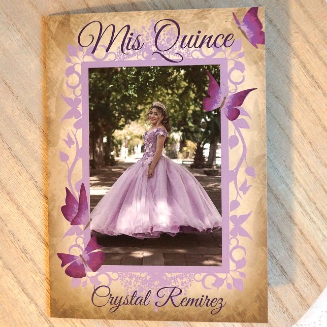 Lilac Lila Butterflies Quinceanera-inbjudan Kort (Light dusty purple quinceanera invitations with butterflies and decorative photo frame)