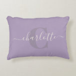 Lilac Lila | Personlig Script Monogram Namn Prydnadskudde<br><div class="desc">Lilac Lila | Personlig Skriptfyllning för Monogram Namn-dekorfärg</div>