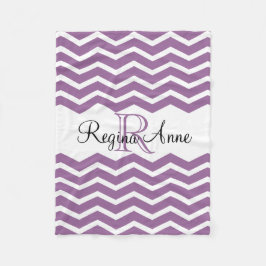 Lilac Lila/White Monogram Namn KeepsakChevron Fleecefilt