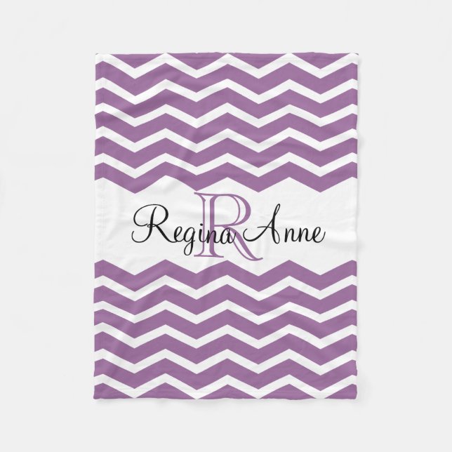 Lilac Lila/White Monogram Namn KeepsakChevron Fleecefilt (Framsidan)