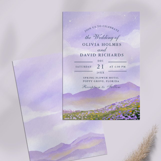 Lilac Night Himlar Mountain Meadow Bröllop Inbjudningar (Lilac Night Sky Mountain Meadow Wedding Invitation on a lilac table.)