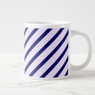 Lilac och vit rand mönster med marinblå marinblå m jumbo mugg