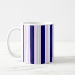 Lilac och vit rand mönster med marinblå marinblå m kaffemugg