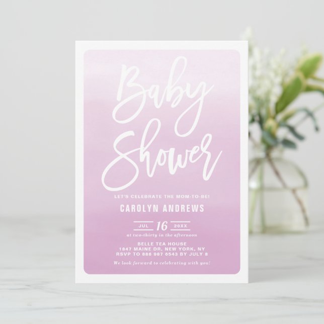 Lilac Ombre Modern Calligraphy Baby Shower Inbjudningar (Stående Fram)