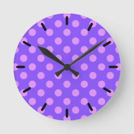 Lilac polka dots på periwinkle rund klocka