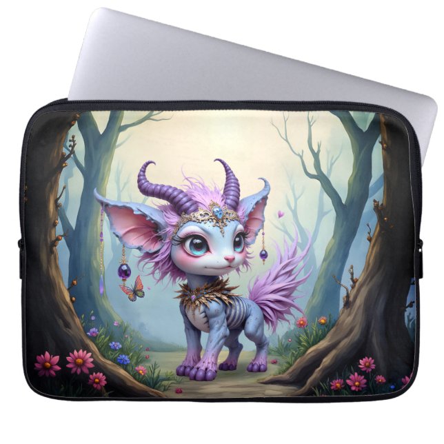Lilac Whisper – Förtrollad Skogsvaktare.  Laptop Fodral (Framsidan)
