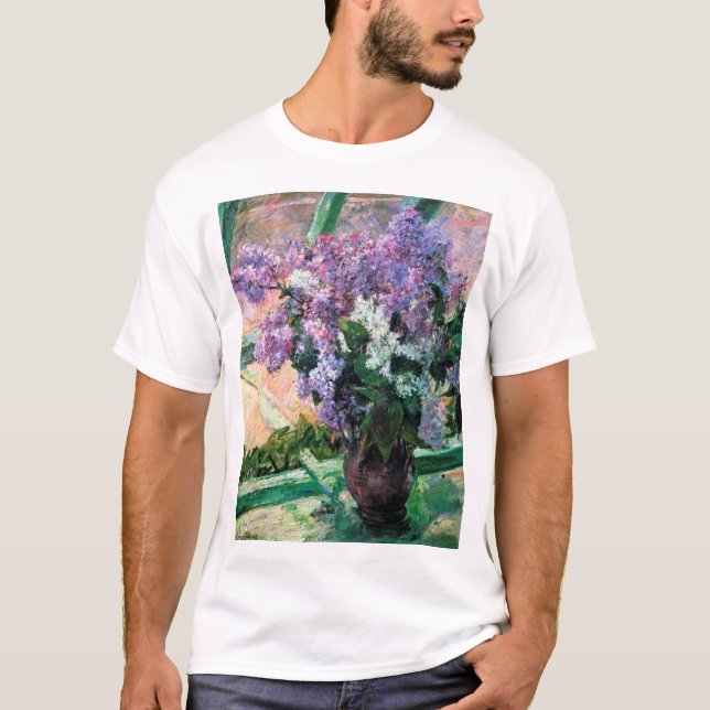 Lilacs in a Window, Mary Cassatt T Shirt (Framsida)