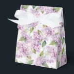 Lilacs Skriv ut Party Treat Box Presentaskar<br><div class="desc">Parti-rutan visas med en blommigt i liladen. Anpassa det här objektet eller köp som det är. Tips! Lägg till dina underbara behandlingar och lägg till lite festligt band. Licensierad bild</div>