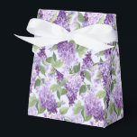 Lilacs Skriv ut Party Treat Box Presentaskar<br><div class="desc">Parti-rutan visas med en blommigt i liladen. Anpassa det här objektet eller köp som det är. Tips! Lägg till dina underbara behandlingar och lägg till lite festligt band. Licensierad bild</div>