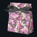 Lilacs Skriv ut Party Treat Box Presentaskar<br><div class="desc">Parti-rutan visas med en blommigt i liladen. Anpassa det här objektet eller köp som det är. Tips! Lägg till dina underbara behandlingar och lägg till lite festligt band. Licensierad bild</div>