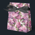 Lilafärgad tryckt presentkartong för festligheter presentaskar<br><div class="desc">Presentkartongen visas med ett lila blommönster. 
Anpassa denna artikel eller köp som den är.
Tips: Lägg bara till dina godbitar och fäst en festlig slinga.



Bilden är licensierad</div>