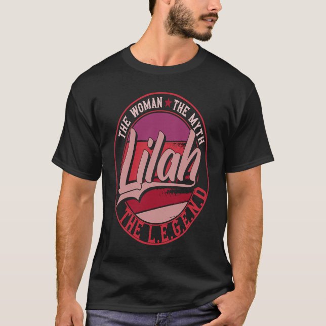 Lilah Dam vid Myth the Legend T Shirt (Framsida)