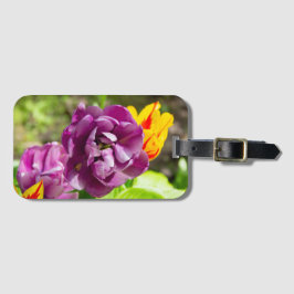 Lilaktuliper på en solig dag bagagebricka