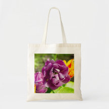 Lilaktuliper på en solig dag