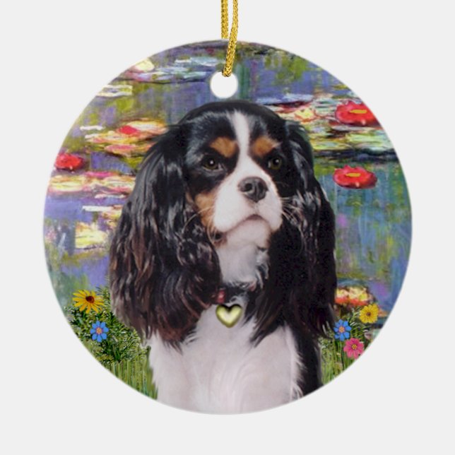 Lilies 2 - Cavalier (Tri färg) Julgransprydnad Keramik (Framsidan)