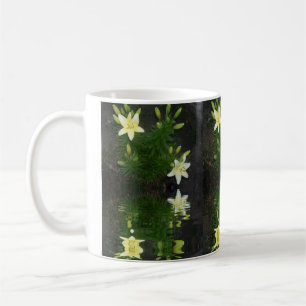 Lilies reflekterade i Vatten på Mörkens bakgrund Kaffemugg