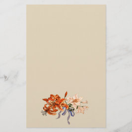 Liljabukett som binds med ett band brevpapper