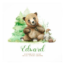 Lilla björnunge i skogen söt