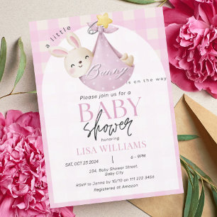 Lilla Bunny är på väg mot Påsk-babyskor för flicko Inbjudningar